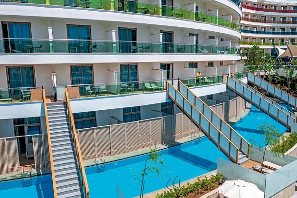 Long Beach Alanya - Beispiel Terrasse Doppelzimmer Swim Up (Zimmercodierung DBQ)