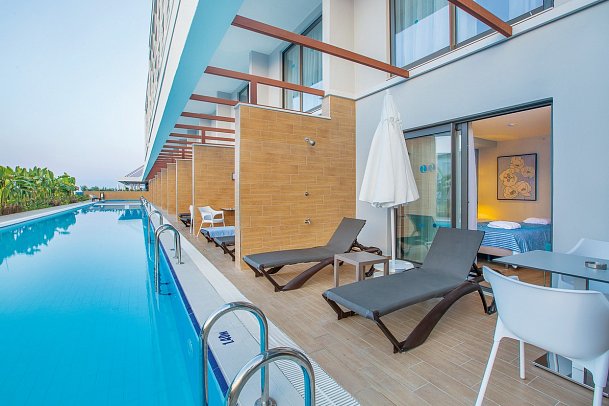 Numa Bay Exclusive - Beispiel Terrasse Maisonette Swim-Up (Zimmercodierung MBQ)
