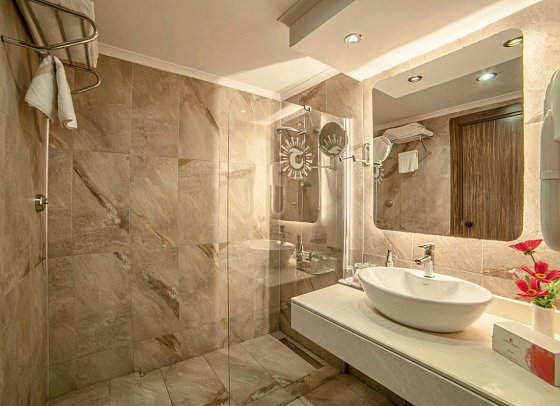 Club Turan Prince World - Beispiel Bad Doppelzimmer Haupthaus (Zimmercodierungen DBU & DCU)
