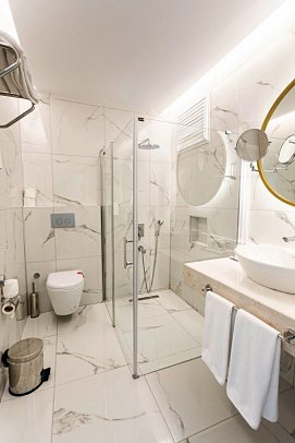 Club Turan Prince World - Beispiel Bad Duplexzimmer Club (Zimmercodierungen MBG & MB1)