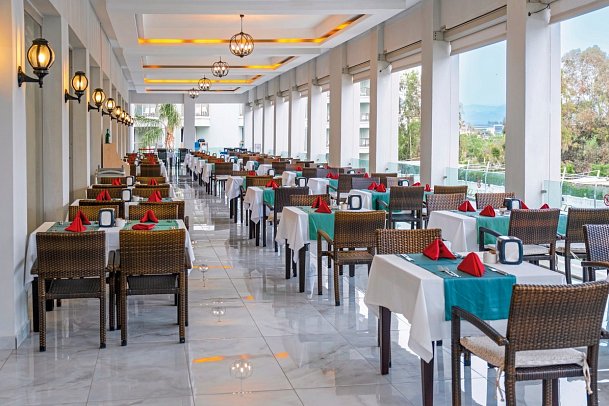 Royal Atlantis Spa & Resort