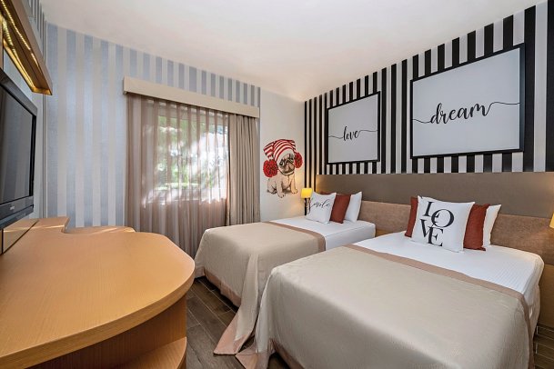 Selectum Family Resort Side - Wohnbeispiel Lake House Familienzimmer Swim Up (Zimmercodierung FBQ)