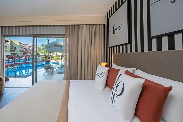 Selectum Family Resort Side - Wohnbeispiel Lake House Familienzimmer Swim Up (Zimmercodierung FBQ)