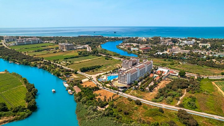 LRS Lake & River Side Hotel & Spa
