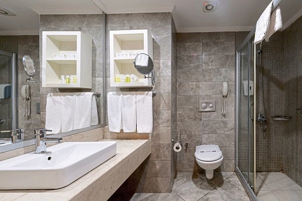 LRS Lake & River Side Hotel & Spa