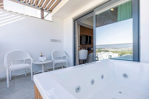 Side Moon Palace Hotel - Wohnbeispiel Familienzimmer Landseite Jacuzzi (Zimmercodierung FBL)