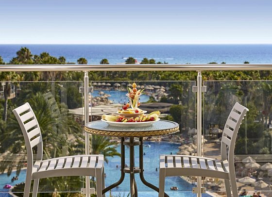 Seaden Sea World Resort & Spa - Beispiel Balkon Doppelzimmer Komfort Meerblick (Zimmercodierungen DFM, DC2, DF1 & FBM)