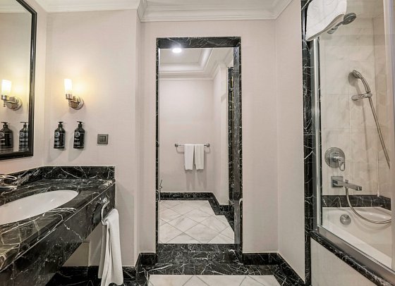 The Norm Oriental Kemer - Wohnbeispiel Suite Deluxe Hauptgebäude Meerblick (Zimmercodierung UD2)