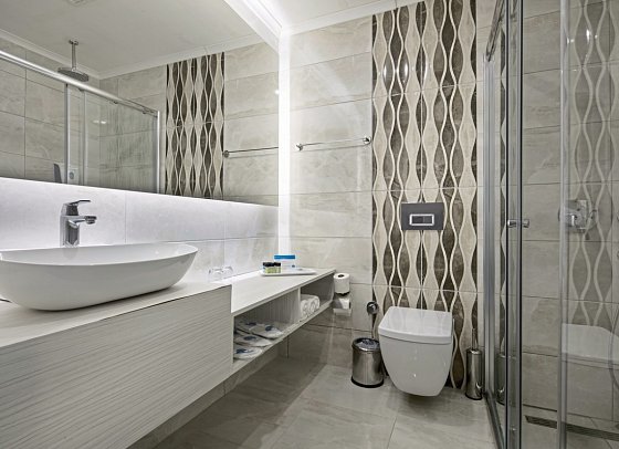 Dosinia Luxury Resort - Beispiel Bad Doppelzimmer Gartenblock (Zimmercodierungen D1V & D2V)