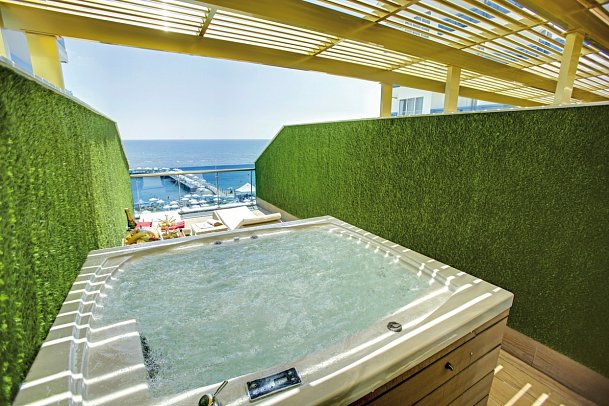 Azura Deluxe Resort & Spa Hotel - Beispiel Terrasse Doppelzimmer Superior Meerblick (Zimmercodierung DSM)