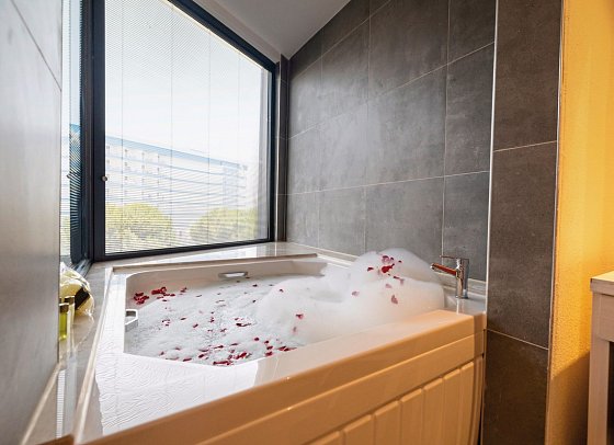 Granada Luxury Red - Wohnbeispiel Doppelzimmer seitl. Meerblick (Zimmercodierung DBN)
