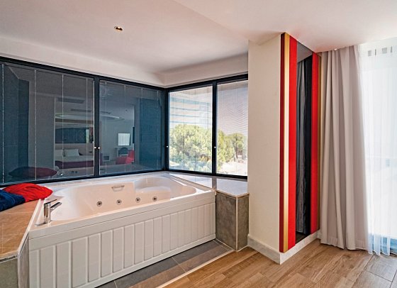 Granada Luxury Red - Wohnbeispiel Suite Deluxe seitl. Meerblick (Zimmercodierung WDN)