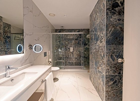 Granada Luxury Red - Beispiel Bad Suite Deluxe seitl. Meerblick (Zimmercodierung WDN)