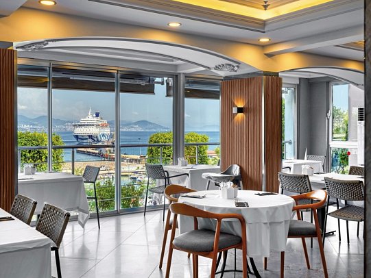 Numa Port Hotel