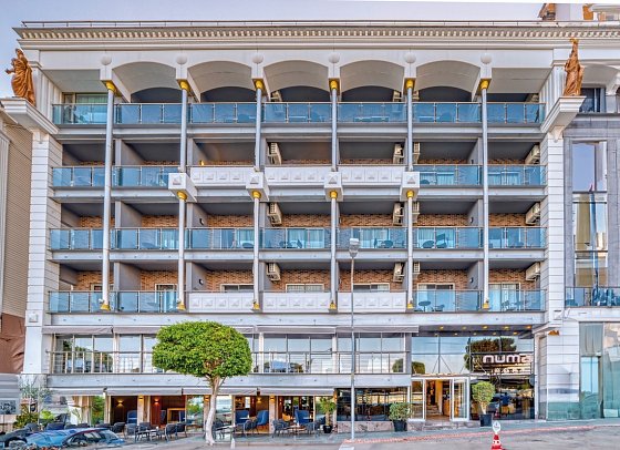 Numa Port Hotel