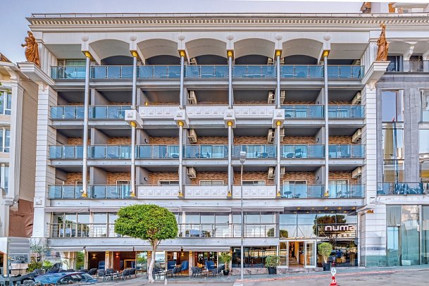 Numa Port Hotel