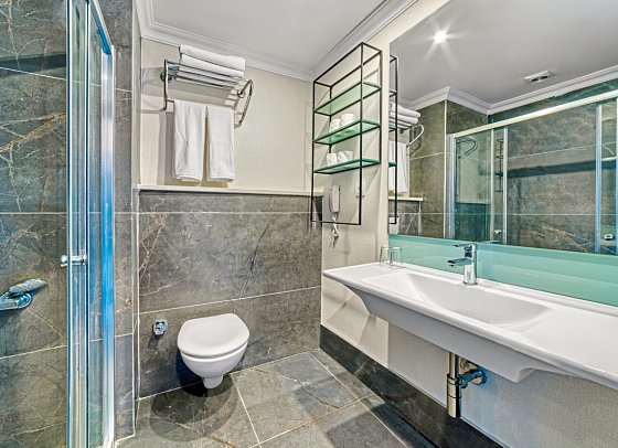 Numa Port Hotel - Beispiel Bad Doppelzimmer (Zimmercodierungen DBL, DCL, DBM & DCM)