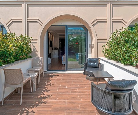 Serenity Queen Hotel - Beispiel Terrasse Doppelzimmer Deluxe Gartenblick (Zimmercodierungen DDG & DC3)