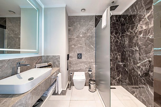 Serenity Queen Hotel - Beispiel Bad (Zimmercodierungen DDG, DC3, DD1, DC2, DDM & DC4)