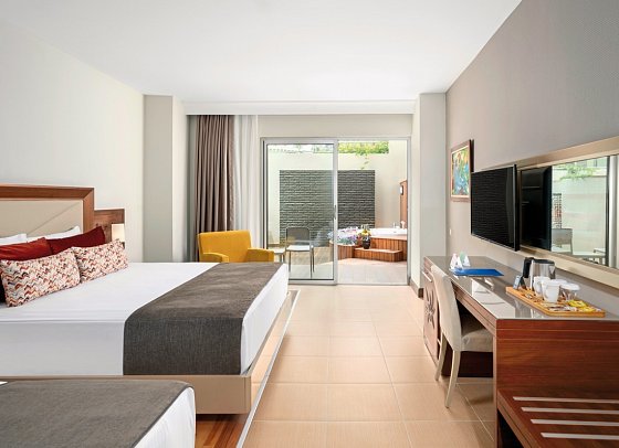 Leodikya Kirman Premium - Wohnbeispiel Doppelzimmer Jacuzzi Terrasse (Zimmercodierung DB1)