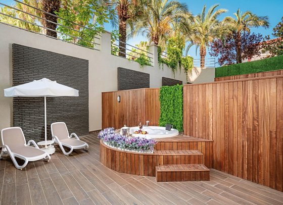 Leodikya Kirman Premium - Wohnbeispiel Doppelzimmer Jacuzzi Terrasse (Zimmercodierung DB1)