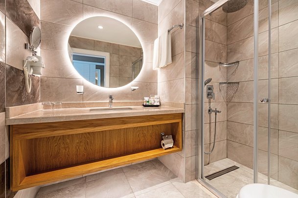 Sidera Kirman Premium - Beispiel Bad Familienzimmer mit Verbindungstür (Zimmercodierung FV1)