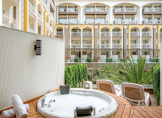 Sidera Kirman Premium - Wohnbeispiel Doppelzimmer mit Jacuzzi Meerblick (Zimmercodierung DB1)