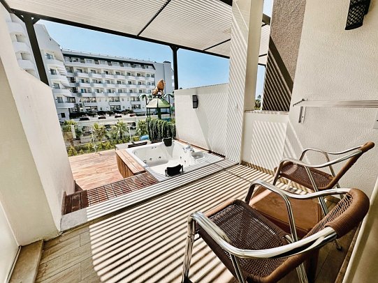 Sidera Kirman Premium - Wohnbeispiel Doppelzimmer Terrasse Jacuzzi seitl. Meerblick (Zimmercodierung DB2)