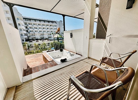 Sidera Kirman Premium - Wohnbeispiel Doppelzimmer Terrasse Jacuzzi seitl. Meerblick (Zimmercodierung DB2)