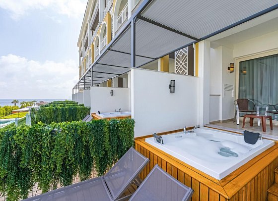 Sidera Kirman Premium - Wohnbeispiel Doppelzimmer mit Jacuzzi seitlicher Meerblick (Zimmercodierung DB2)