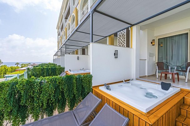 Sidera Kirman Premium - Wohnbeispiel Doppelzimmer mit Jacuzzi seitlicher Meerblick (Zimmercodierung DB2)