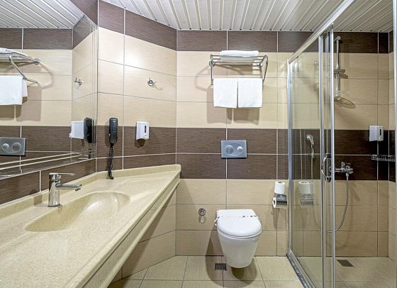 Caretta Beach Hotel - Beispiel Bad Doppelzimmer (Zimmercodierungen DB1 & DC1)