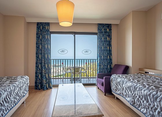 Quattro Family Club DEM Hotel - Wohnbeispiel Familienzimmer Hauptgebäude Meerblick (Zimmercodierung FBM)