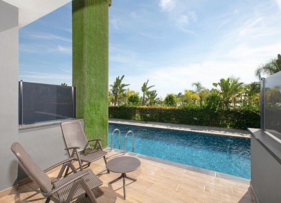Mylome Luxury Hotel & Resort - Beispiel Terrase Familienzimmer Swim-Up (Zimmercodierung FBQ)