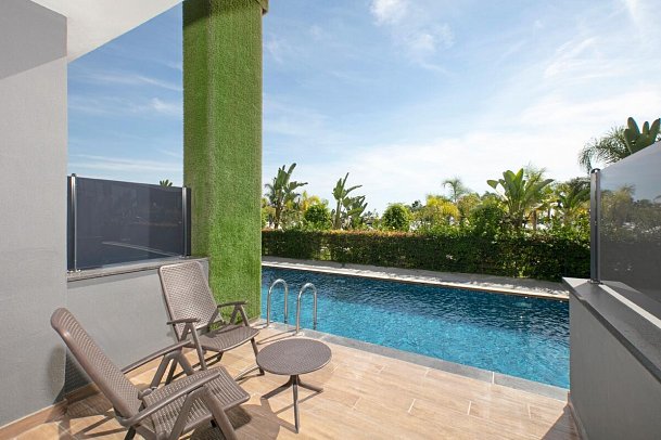Mylome Luxury Hotel & Resort - Beispiel Terrase Familienzimmer Swim-Up (Zimmercodierung FBQ)