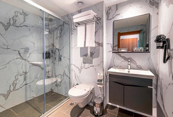 Nova Life Hotel - Beispiel Bad (Zimmercodierungen DBL, DCL, DBC, DCC, DBM, DCM, DGL, DBQ, FBL & FBM)