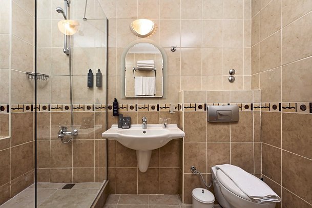 Kaila City Hotel - Beispiel Bad Doppelzimmer (Zimmercodierungen DB1, DB2, DB3, DC1, FB1 & FB2)