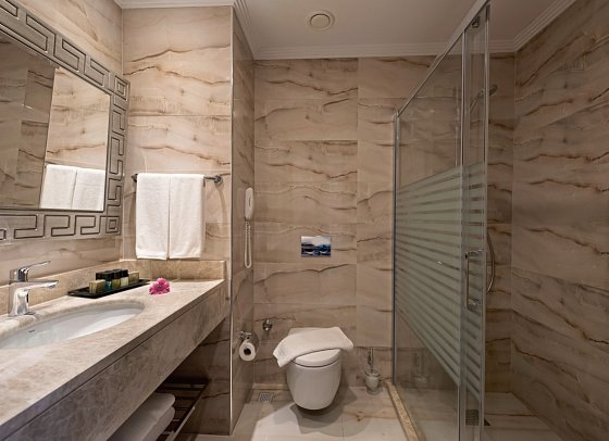 Oz Hotels Sui Resort - Beispiel Bad (Zimmercodierungen DE1, DB1, DC1, DBP, DCP, FB1 & FE1)