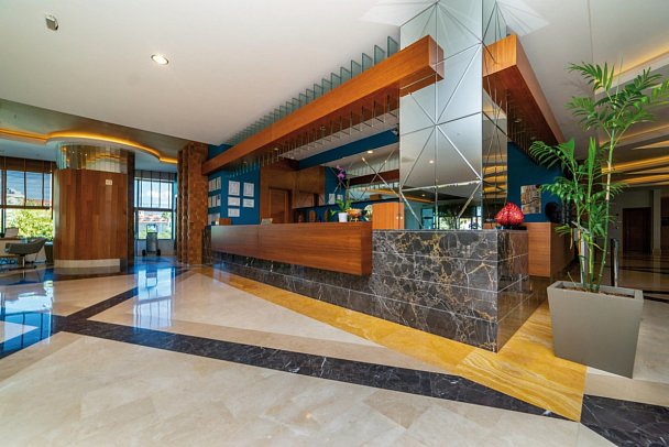 Commodore Elite Suites & Spa