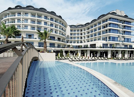 Commodore Elite Suites & Spa