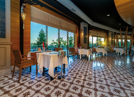 Commodore Elite Suites & Spa