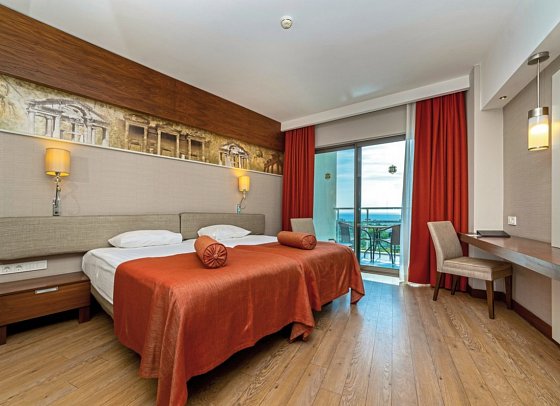 Commodore Elite Suites & Spa - Wohnbeispiel Doppelzimmer Meerblick (Zimmercodierung DBM)