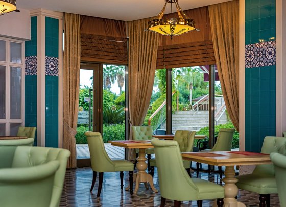 Commodore Elite Suites & Spa