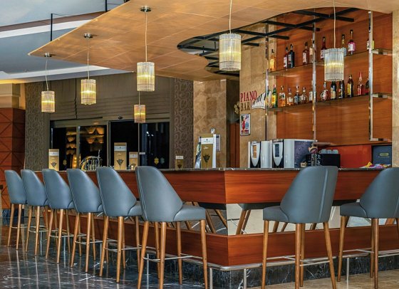 Commodore Elite Suites & Spa