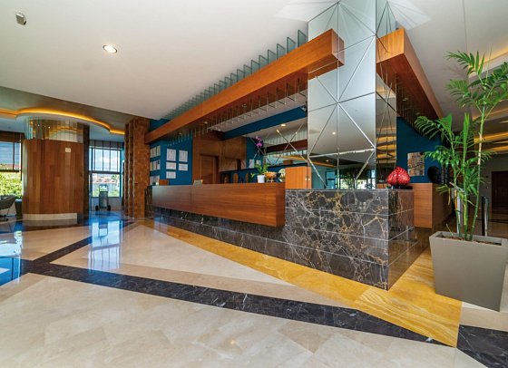 Commodore Elite Suites & Spa