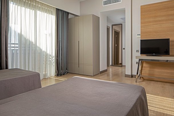 Calimera Serra Palace - Wohnbeispiel Familienzimmer Landblick (Zimmercodierung FBL)