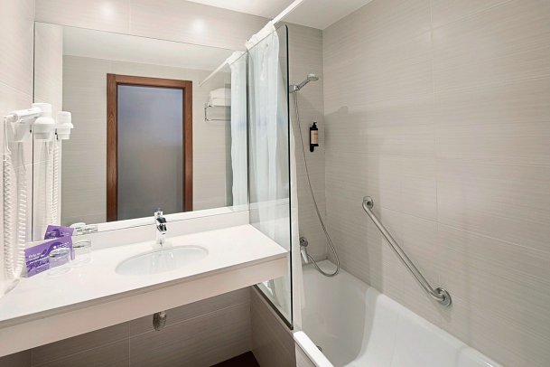 Hotel Lugano Barcelona - Beispiel Bad Doppelzimmer Standard (Zimmercodierung DG1)