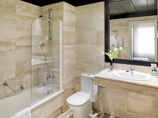 H10 Montcada Boutique Hotel - Beispiel Bad Doppelzimmer Klassik (Zimmercodierung DB1)