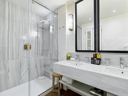 H10 Metropolitan - Beispiel Bad Doppelzimmer Standard (Zimmercodierung DG1)