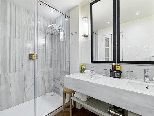 H10 Metropolitan - Beispiel Bad Doppelzimmer Standard (Zimmercodierung DG1)